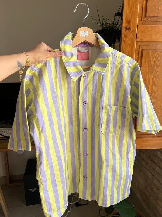 Set rayas Ellastiek Camisa y short gris y amarillo.