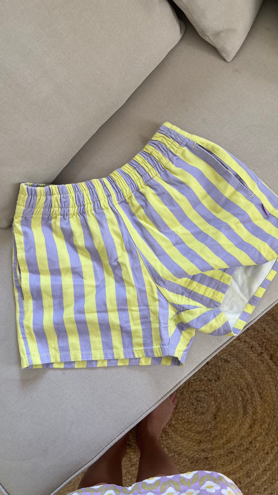 Set rayas Ellastiek Camisa y short gris y amarillo.